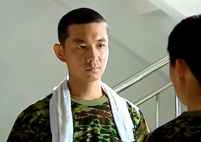 邢佳栋 《士兵突击》邢佳栋第一次演戏就是《风墙》的男二号,但是毕业