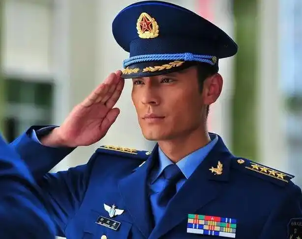 帅气值max李光洁晒军装照致敬军人获赞