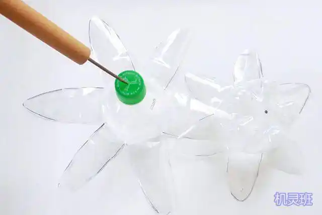 儿童环保手工旧矿泉水瓶变废为宝制作彩色风车步骤图解
