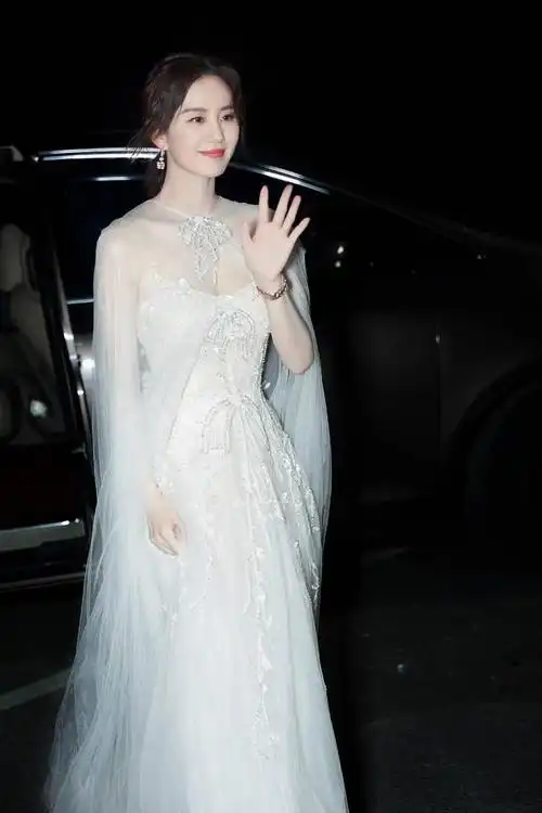 刘诗诗穿秋冬婚纱出席活动,薄纱钻饰气质高雅,又仙又甜高调回归