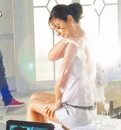 林心如湿身拍洗浴广告 半裸出境日赚500万_技点网