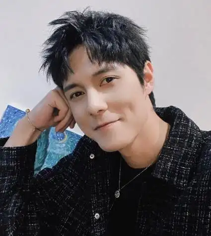 张超是一位年轻有为的演员,曾出演过《独家记忆》《棋魂》《你的名字