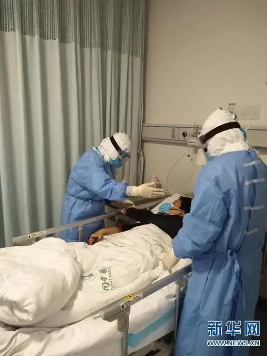 王成帅与同事在武汉同济医院中法新城院区隔离病房护理患者.