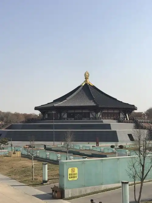 遗址保护的很好可以通过玻璃地面看到原有的地基和甬道可见在当时是极