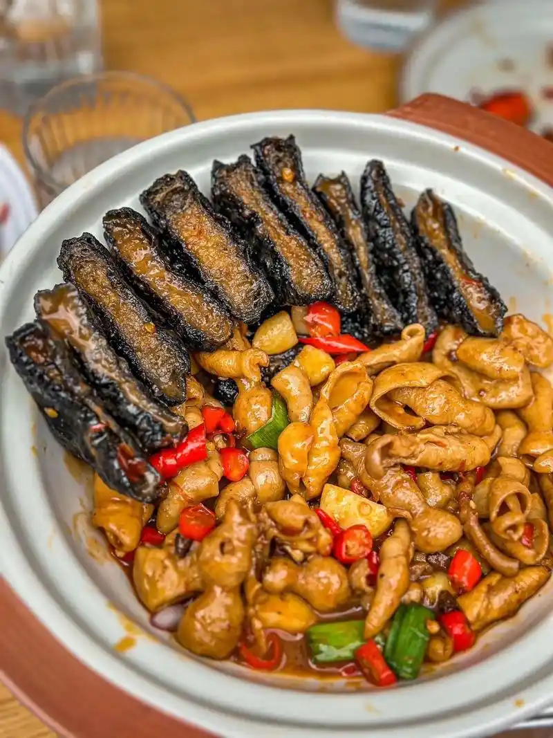 饿肚子一整天,只为吃他们家的臭豆腐肥肠煲.