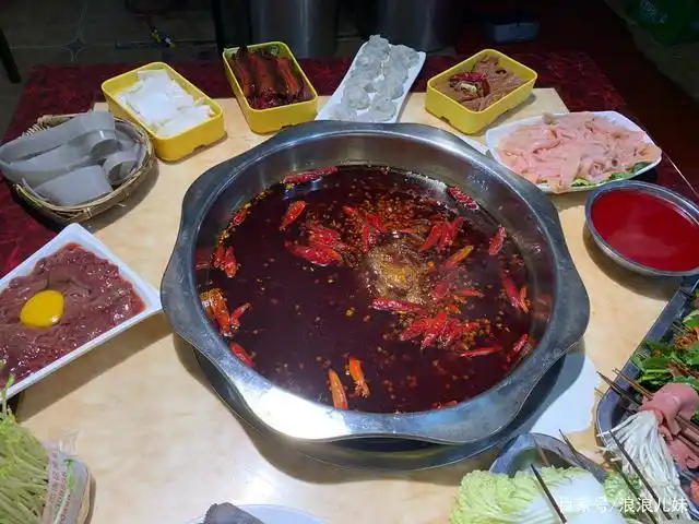 勒家火锅好好吃哦,老板亲自炒料