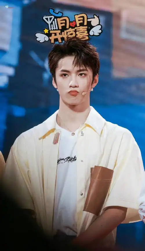 剪短发了#刘耀文剪短发了,不得不说这张脸真是可以随时驾驭任何发型!