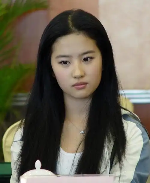 刘亦菲生图流出引热议!小腹有肚腩双腿淤青明显,网友:刚跪完键盘|小肚