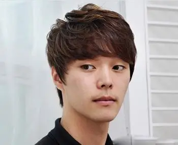 齐刘海纹理烫短发发型