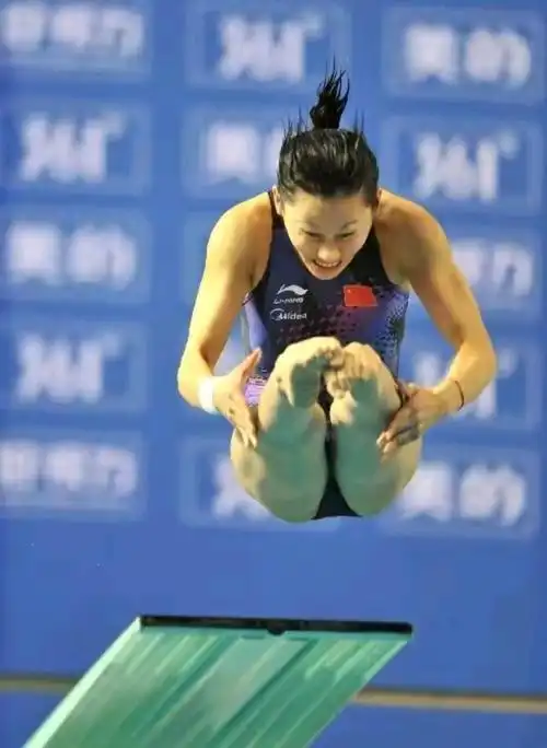 20米跳台跳水中,脚先入水可以减少水冲击力对运动员身体的伤害