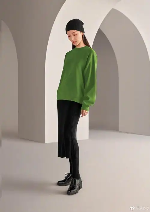 倪妮雨中撑伞成神图红色亮片吊带裙太惹眼气质清冷如贵妇