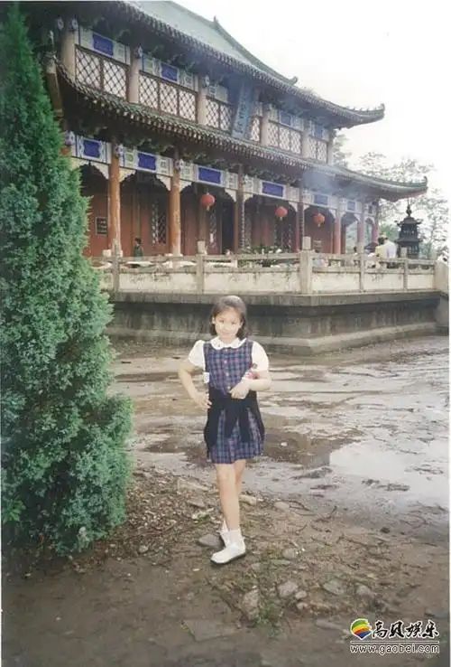 马思纯儿时童年照曝光扎着可爱双马尾身穿当年爆款泡泡袖格子裙