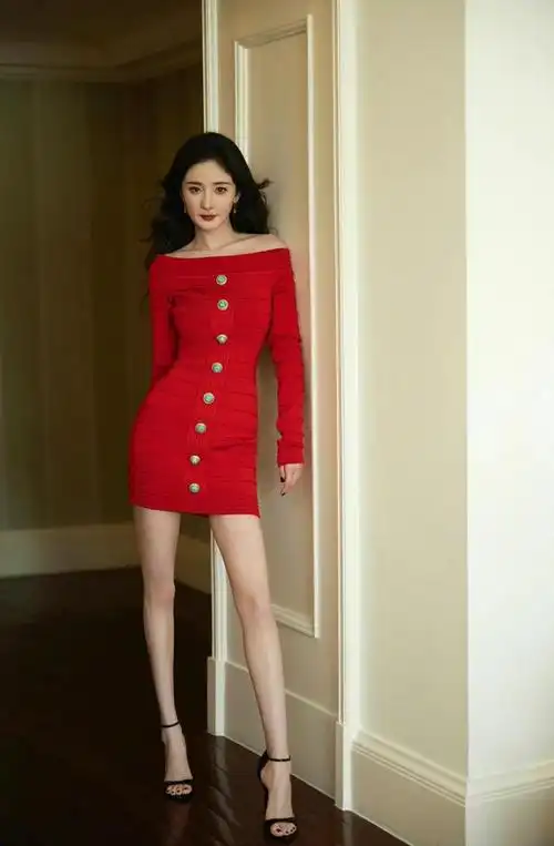 杨幂直播look好绝,一袭红色紧身裙性感火辣,尽显女性魅力