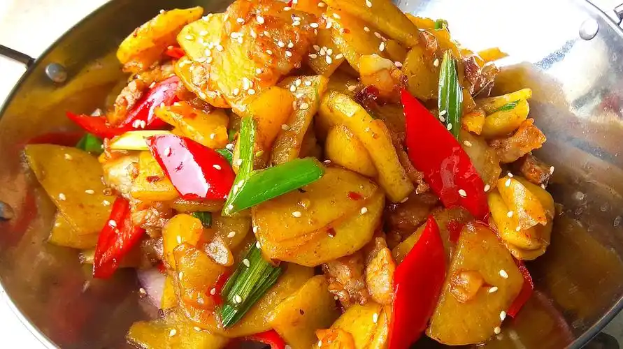 大厨教你干锅土豆片的家常做法,要想土豆干香爽口,只需这个小诀窍