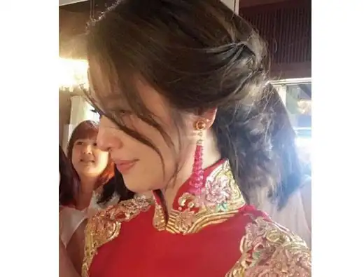 林心如大婚身穿红色礼服 低头落出幸福泪水