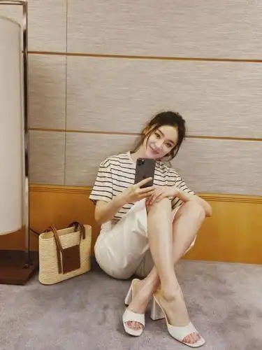 造型师真不给力,给袁姗姗穿"39码"高跟鞋,屈腿坐更显腿长了