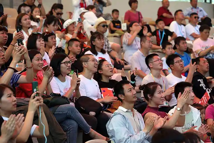 台下观众鼓掌,为演员精彩的表演喝彩.