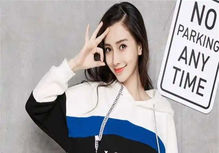 杨颖蔡徐坤同框,女方丝毫不受婚姻风波影响,活动现场魅力十足.