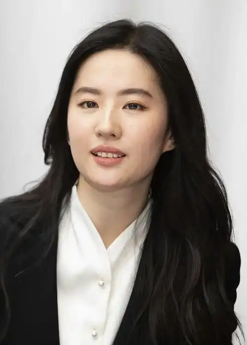 刘亦菲恁脸未修图曝光,皮肤状态能打,下半张脸发腮却引众嘲