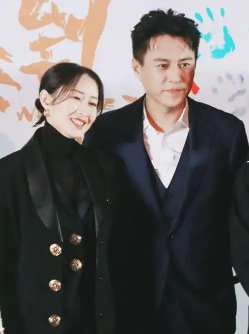 刘敏涛靳东同台时尚搭配惊艳