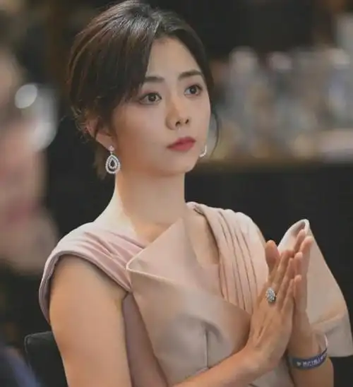 谭松韵美出天际气质不再是甜美可爱就连生图颜值都成为焦点