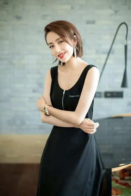 佟丽娅白衬衫配领带女神范十足 穿刺心吉他谱黑色连衣裙优雅迷人