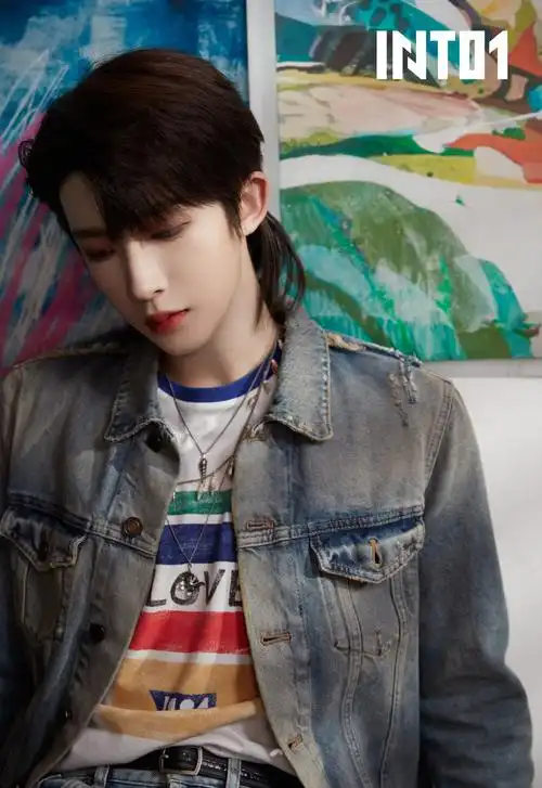 into1刘宇身着牛仔外套内搭,简约不失时尚,洒脱率性,清爽发型充满夏日