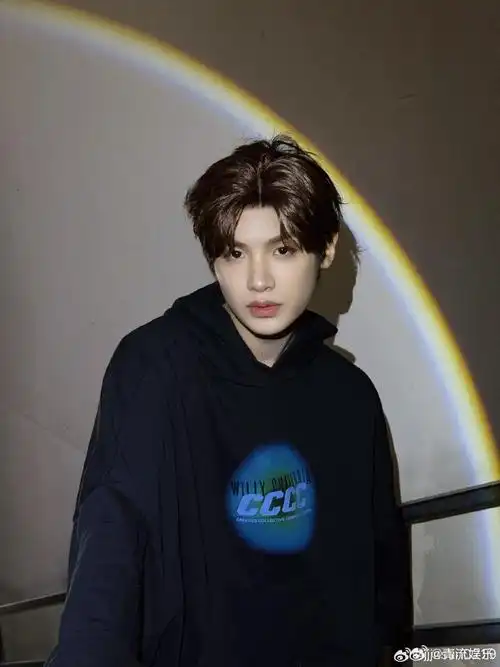 黄明昊彩虹光晕随拍#黄明昊@jjjustin0219连帽卫衣少年感,化身漫画中