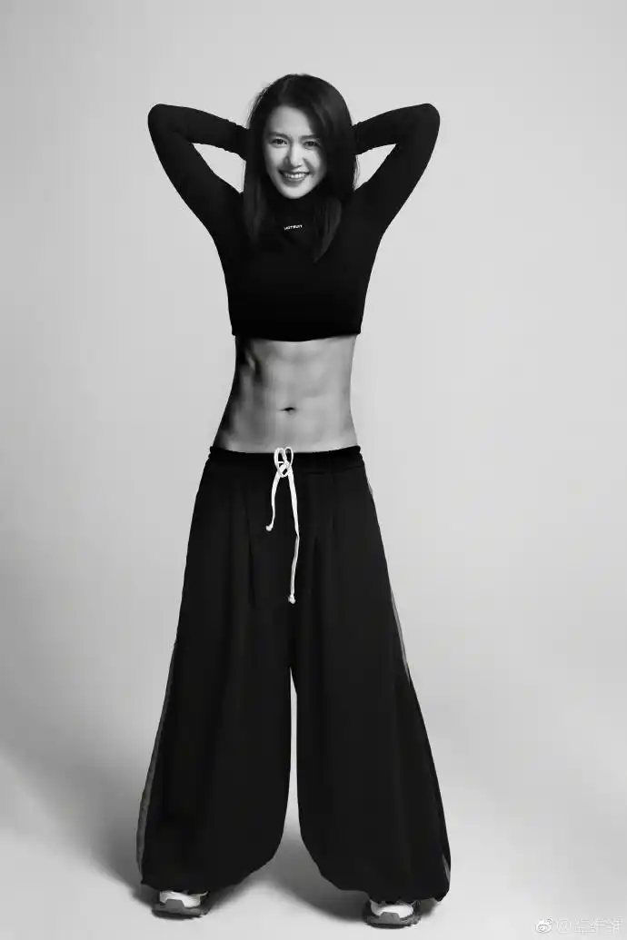 组图:八块腹肌!谭维维穿紧身短上衣露纤腰大秀好身材_高清图集_新浪网