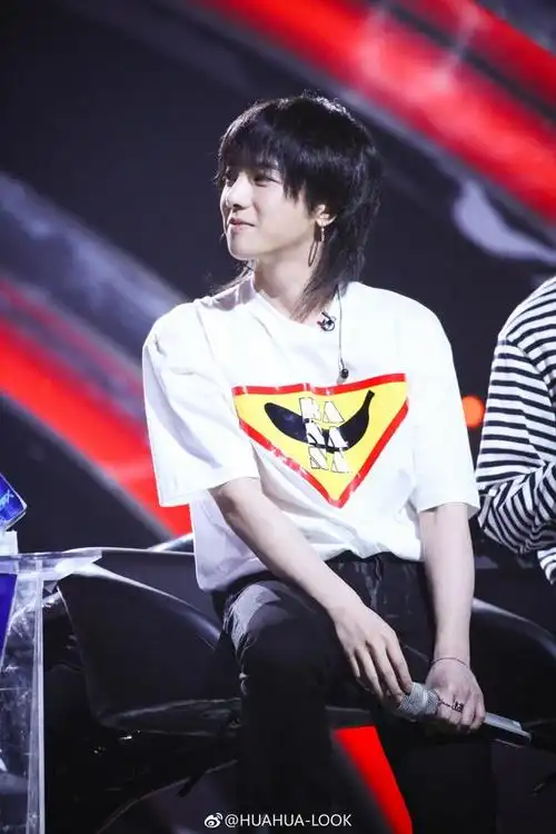 今天,华晨宇终于发自拍了!