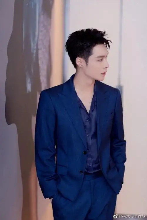 肃肃松下风,一袭蓝色西装缀星河映月色,今日份的张先生张艺兴超话左手