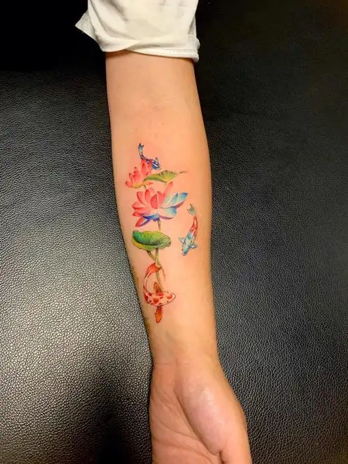 小臂纹身 "荷花锦鲤"寓意美好 平安 富足游过四季荷花香,等你宛在水