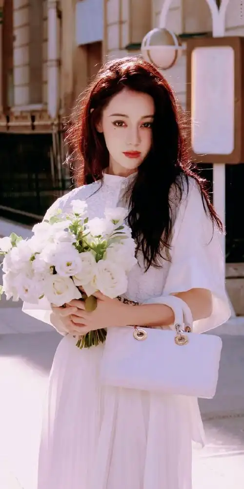 迪丽热巴白玫瑰美女##迪丽热巴捧花浅笑