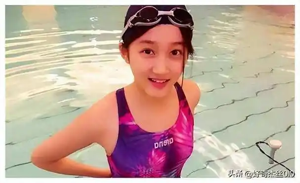 关晓彤双马尾泳衣照曝光,与鹿晗嬉皮笑脸_才华_成功_演技