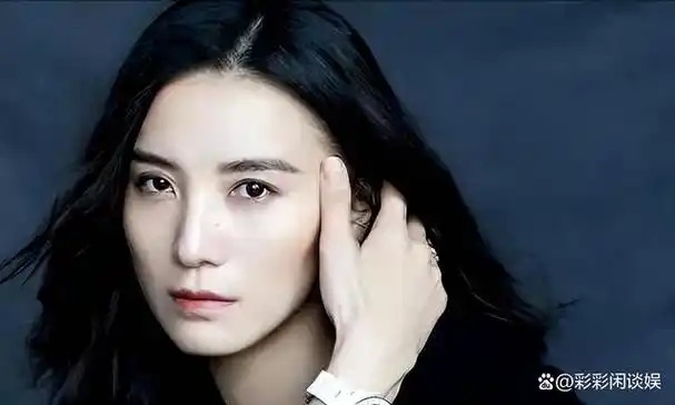 提及宋佳,你会想到她那双明亮的眼眸,如同晶莹的朝露,又或是她那傲然