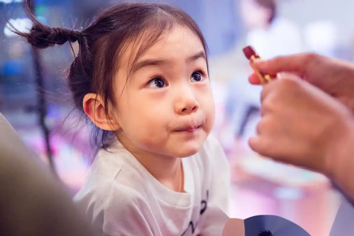 【戚薇 女儿】不得不说,基因真的很强大,lucky这古灵精怪的样子,也是