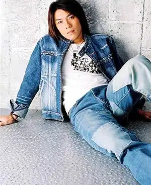 阿杜,说到阿杜,他就是那个喜欢躲在车底的歌手.