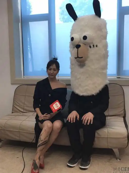 网易新闻主编王三三与陈粒"谈笑风生"