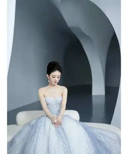 85后翘楚小花赵丽颖时尚芭莎一黑一白造型,尽显优雅,端庄,大气