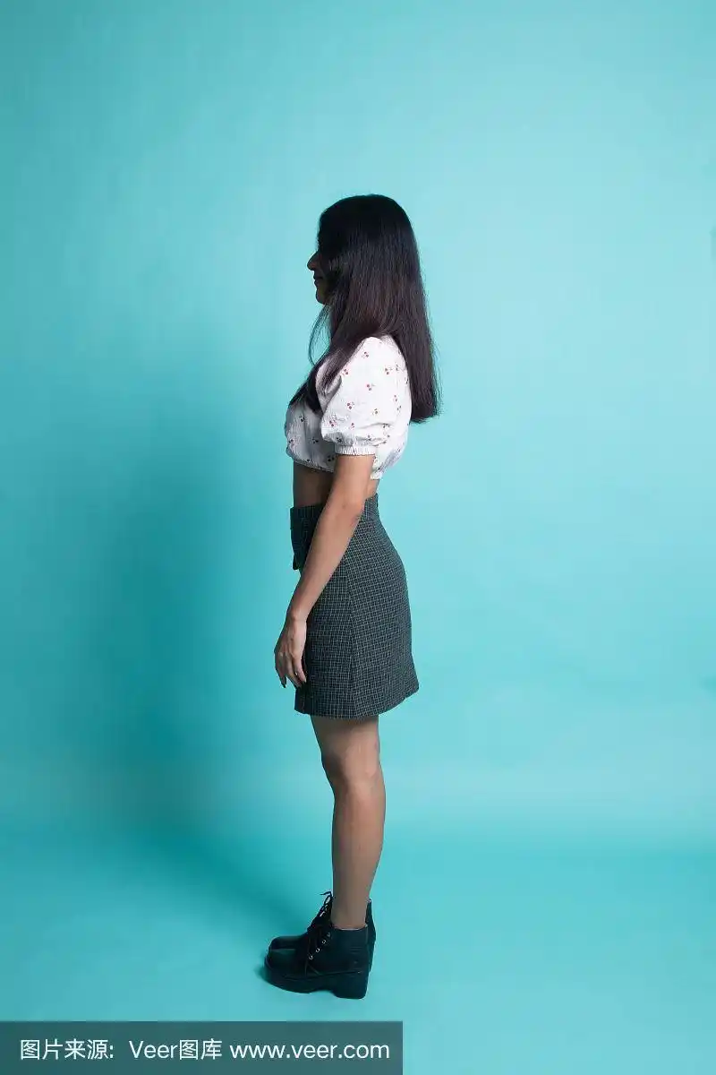 全身侧面的美丽年轻亚洲女人.