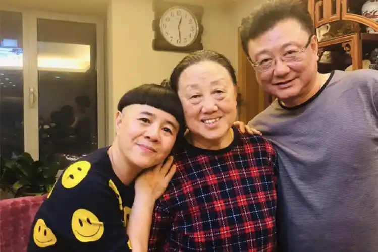 金龟子刘纯燕与老公王宁庆七夕甜蜜分享爱称晒泛黄的情书