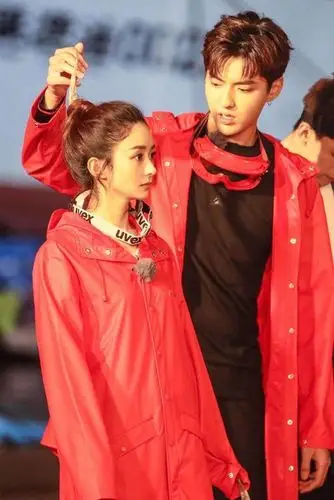赵丽颖和吴亦凡穿红色雨衣现身, 网友: 两个可爱的宝宝!