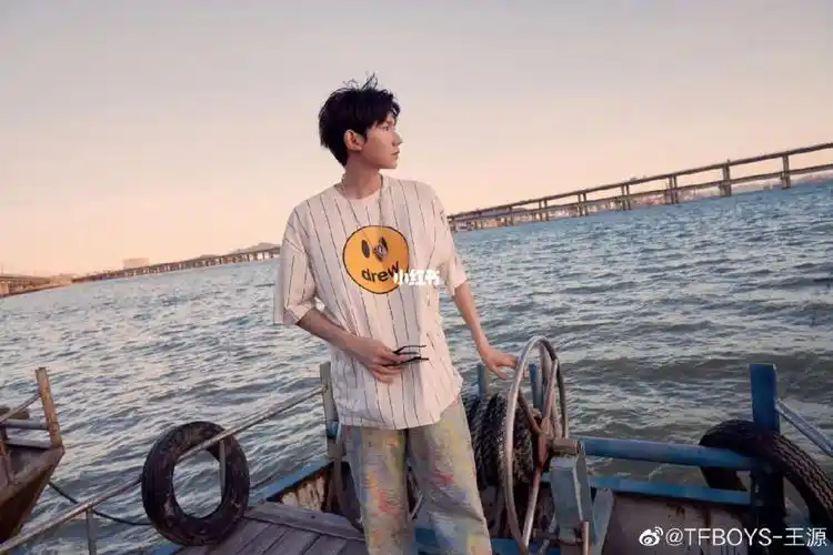 一周更一次,会将所有收集的壁纸分享,谢谢#唯爱王源     想要的可以