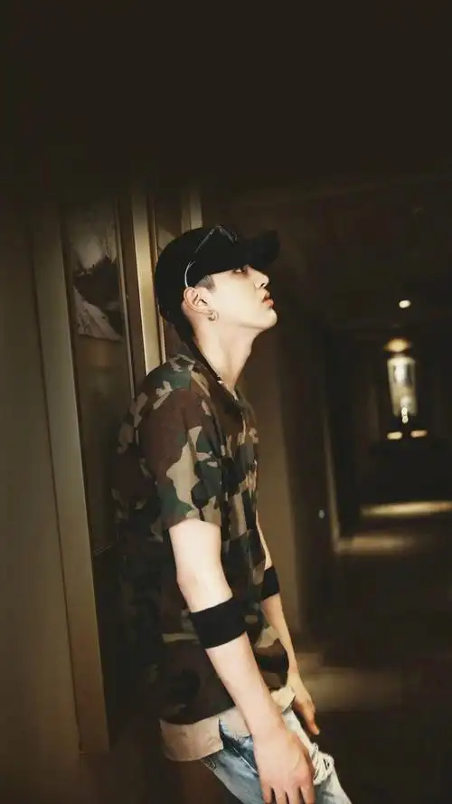 > || 更新时间:2018-07-25 颜色分 灰色 关键词:  吴亦凡 帅哥 时尚