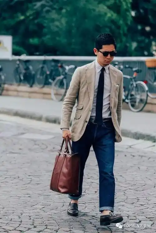 卡其西装 直筒卷边牛仔裤 深棕乐福鞋 还能穿出点儿阿美咔叽的味道.