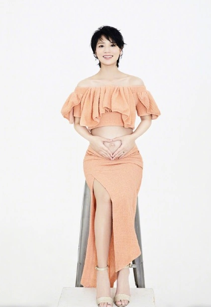 照片中,黄英高高隆起的孕肚显得特别抢眼,但除了孕肚之外,容貌,体态与