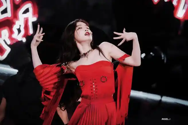 虞书欣gwalla烈焰燃边红裙##今日星拍放送