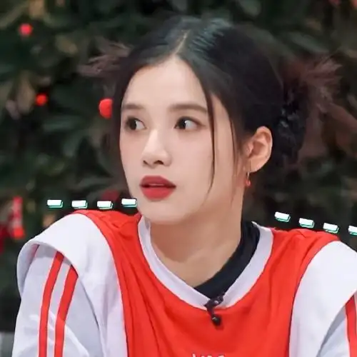 9696我怒马一组仪包的头像#以为张婧仪在尹昉嘴边打蛋