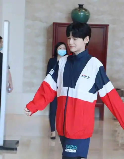 r1se翟潇闻错位顶碗图超好笑_nene_帅哥_长相