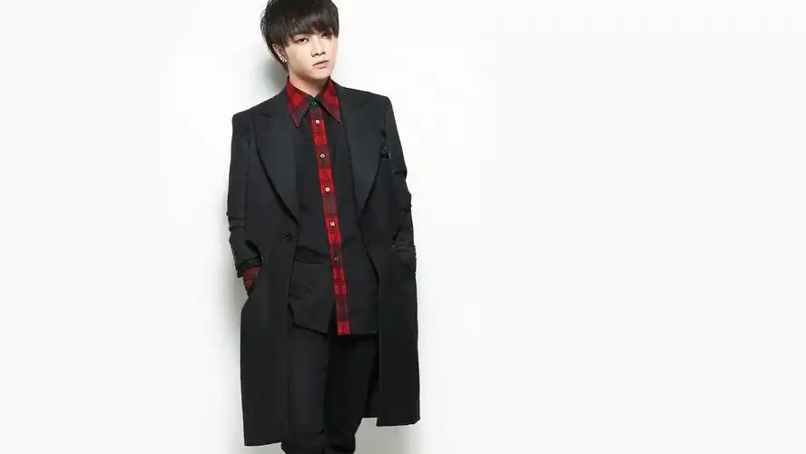 高清晰男歌手华晨宇壁纸下载